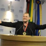 Ator Mateus Nachtergaele recebe Medalha Augusto dos Anjos